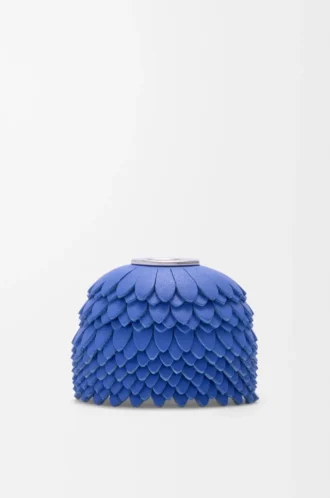 Blumenanhänger aus Kalbsleder in Meeresblau