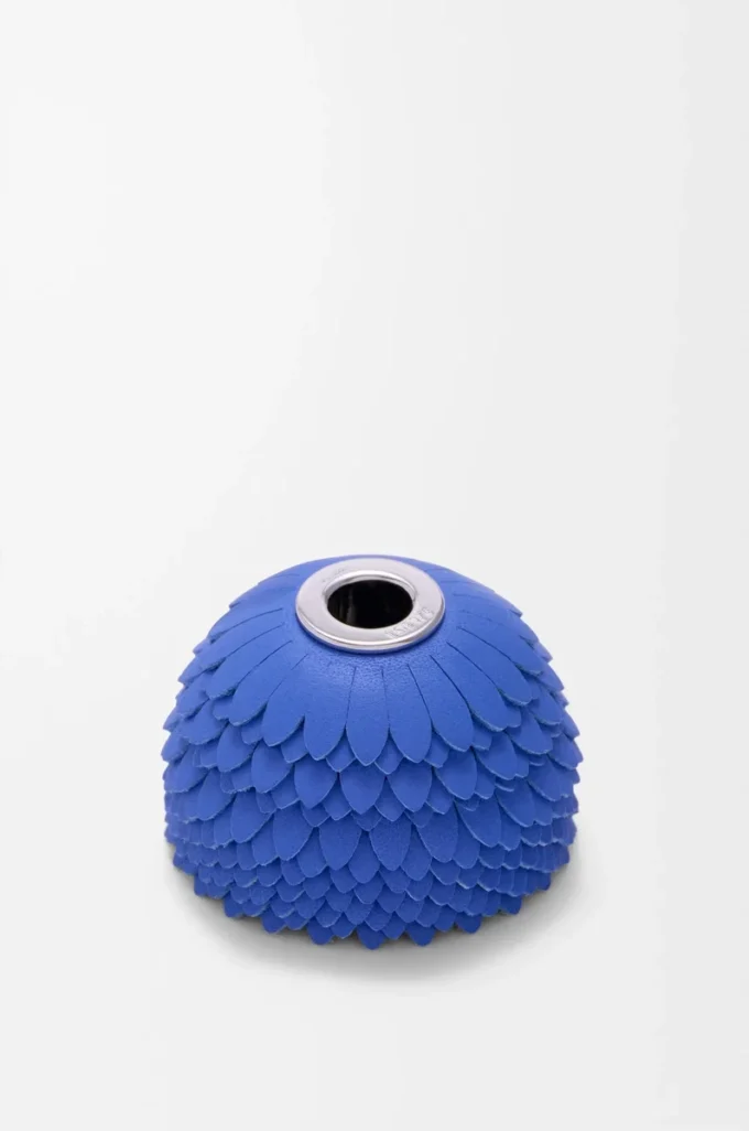Blumenanhänger aus Kalbsleder in Meeresblau
