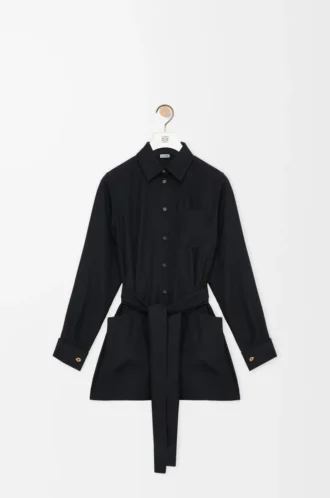 Bluse mit Gürtel aus schwarzer Seide