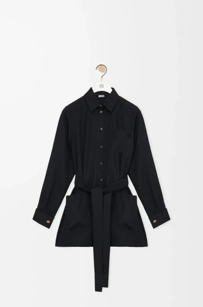 Bluse mit Gürtel aus schwarzer Seide