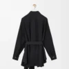 Bluse mit Gürtel aus schwarzer Seide