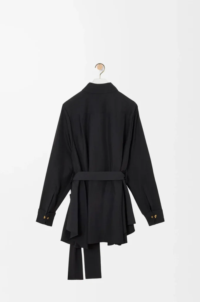 Bluse mit Gürtel aus schwarzer Seide