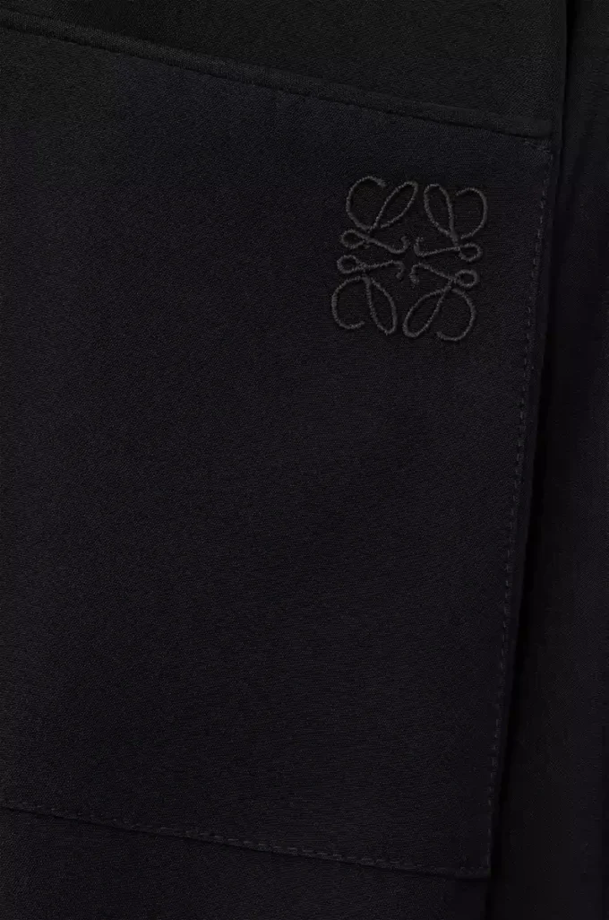 Bluse mit Gürtel aus schwarzer Seide
