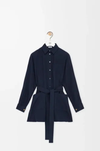 Bluse mit Gürtel aus Seide in Marineblau