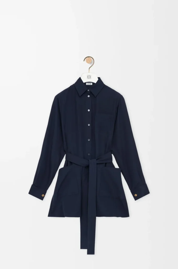 Bluse mit Gürtel aus Seide in Marineblau
