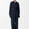 Bluse mit Gürtel aus Seide in Marineblau