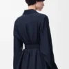 Bluse mit Gürtel aus Seide in Marineblau