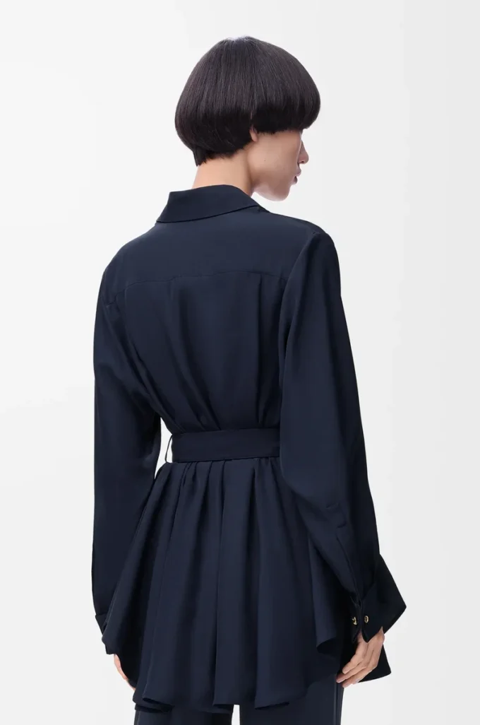 Bluse mit Gürtel aus Seide in Marineblau