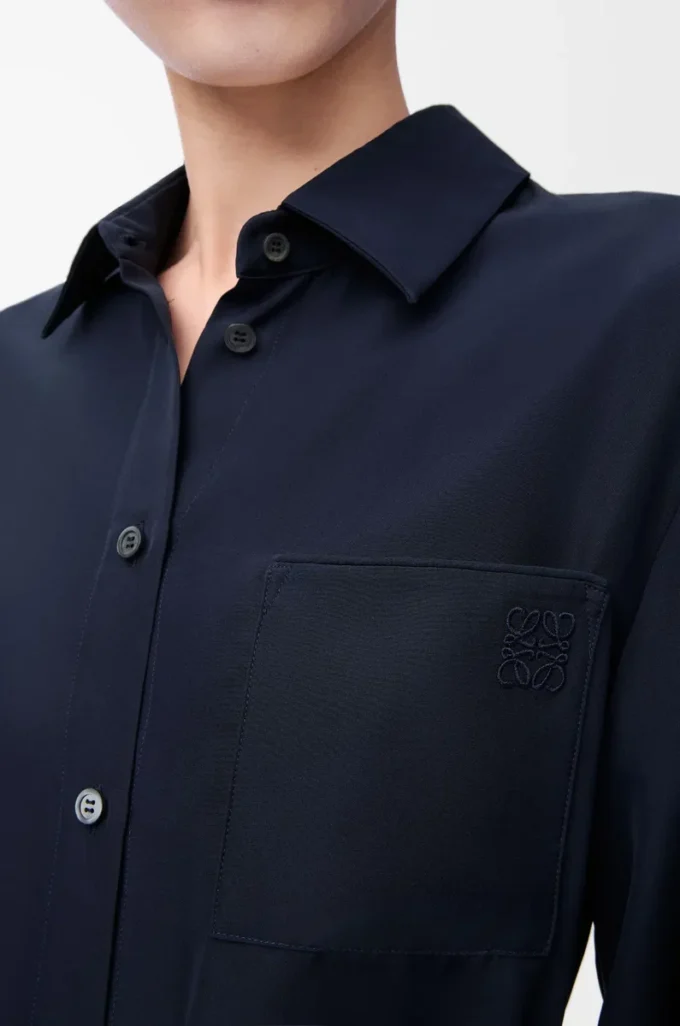 Bluse mit Gürtel aus Seide in Marineblau