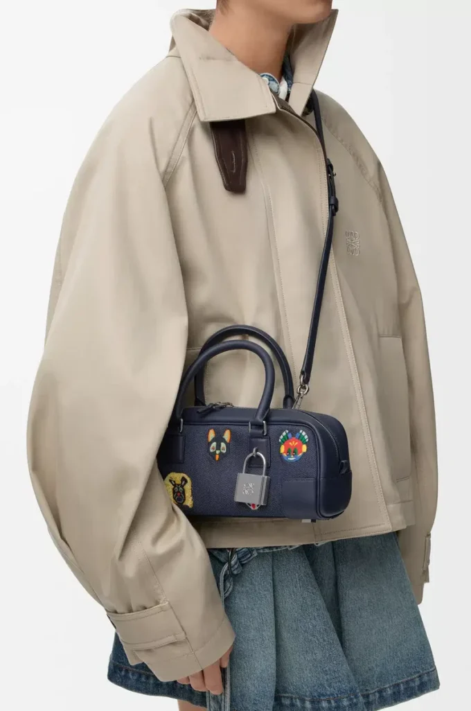 Cats Amazona 23 verkürzte Tasche aus besticktem Denim Blau