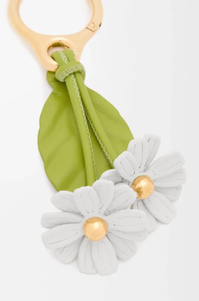 Chamomille-Blumenanhänger aus klassischem Kalbsleder in Weiß/Grün