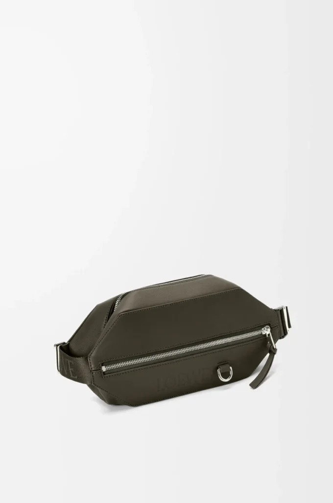 Convertible Sling aus klassischem Kalbsleder in Dunkelkhaki