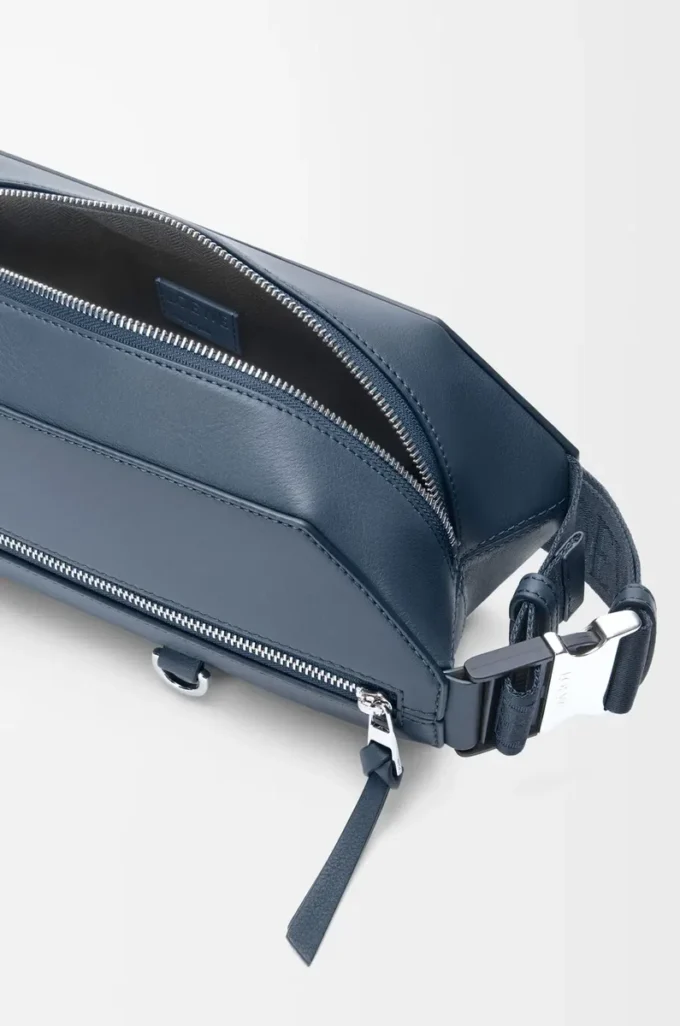 Convertible Sling aus klassischem Kalbsleder Indigo Dye