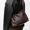 Cubi Crossbody-Tasche aus geschmeidigem genarbtem Kalbsleder in Oxblood
