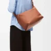 Cubi Crossbody-Tasche aus geschmeidigem, glattem Kalbsleder und Jacquard in Hellbraun