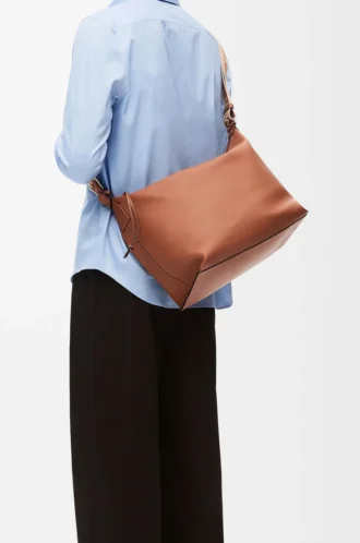 Cubi Crossbody-Tasche aus geschmeidigem, glattem Kalbsleder und Jacquard in Hellbraun