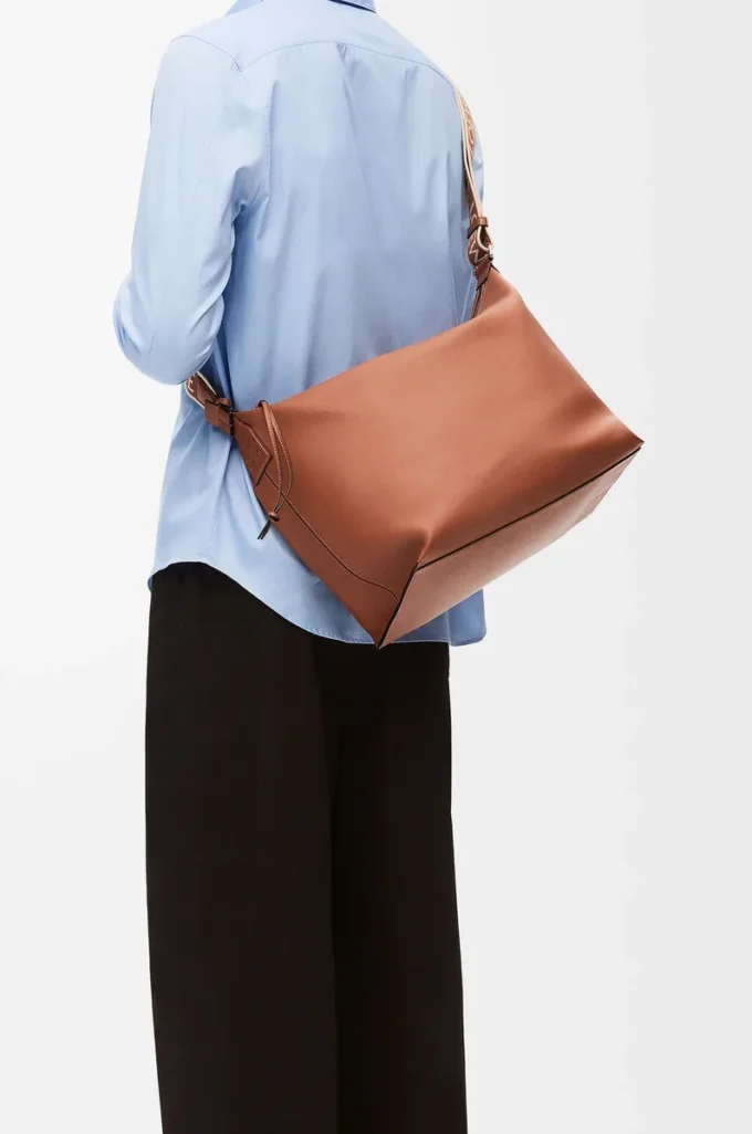 Cubi Crossbody-Tasche aus geschmeidigem, glattem Kalbsleder und Jacquard in Hellbraun