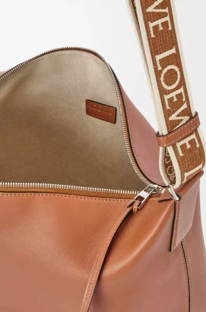 Cubi Crossbody-Tasche aus geschmeidigem, glattem Kalbsleder und Jacquard in Hellbraun