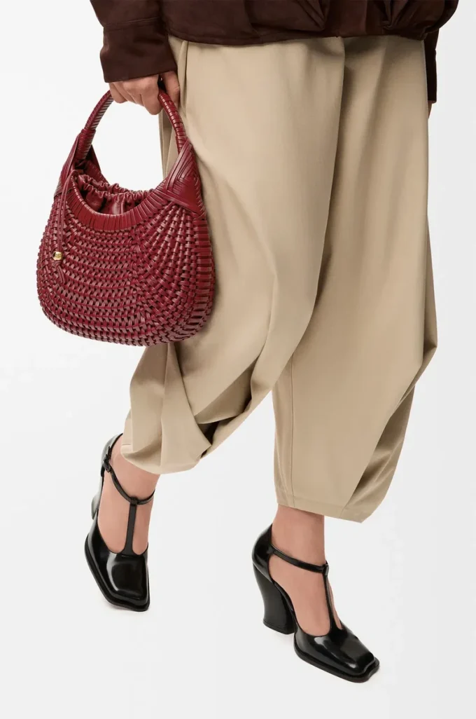 Diamond Hobo-Tasche aus Kalbsleder in Kirschrot