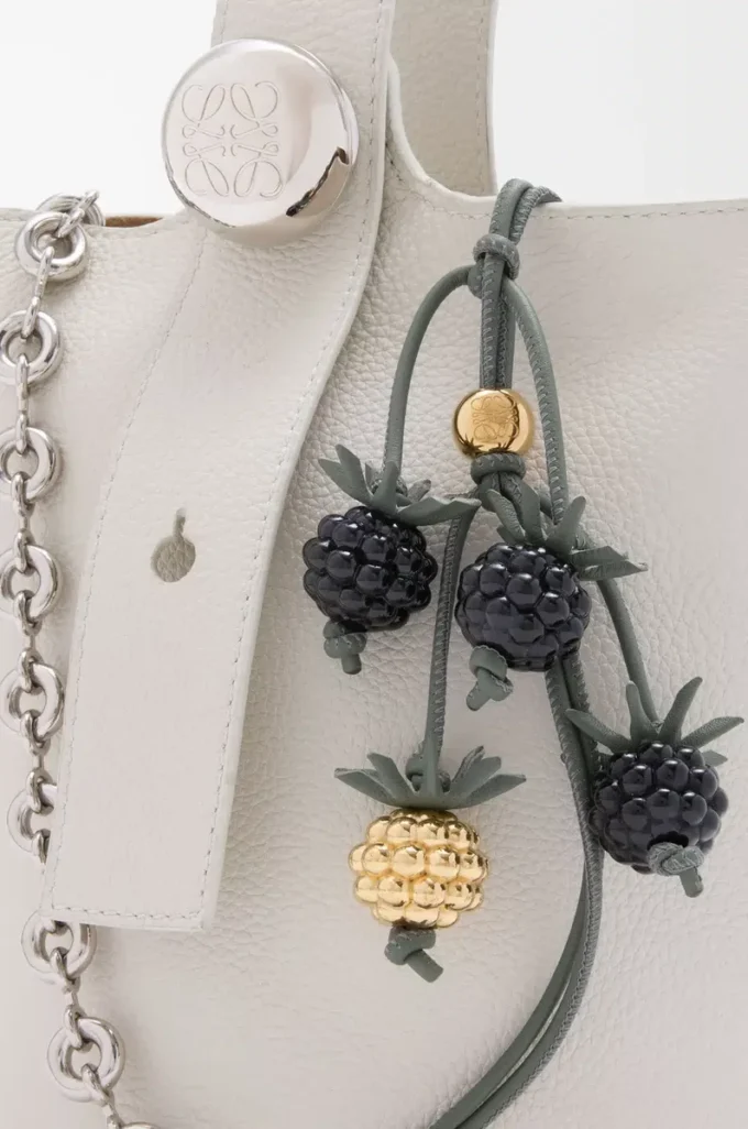 Beeren-Anhänger aus klassischem Kalbsleder in Schwarz/Grün