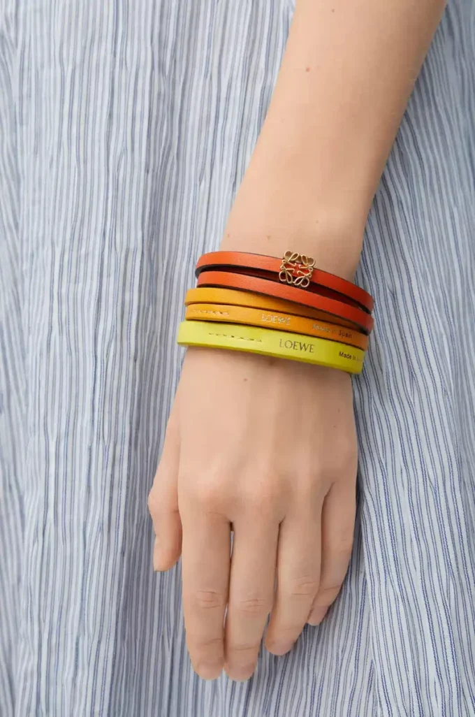 Doppelt gewundenes Armband aus Kalbsleder in leuchtendem Orange/Gelb