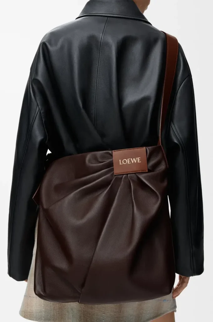 Draped Tote aus weichem Nappalammleder Dunkelbraun