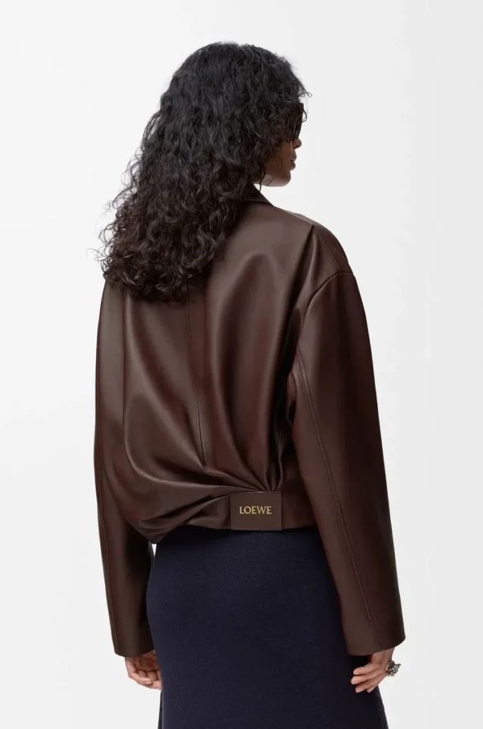 Drapierte Jacke aus Nappalammleder in Schokoladenbraun