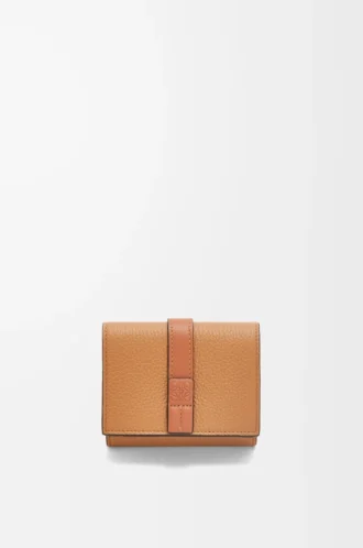 Dreifach gefaltete Brieftasche aus weichem genarbtem Kalbsleder in Toffee/Tan