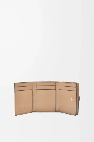 Dreifach gefaltete Brieftasche aus weichem genarbtem Kalbsleder in Toffee/Tan