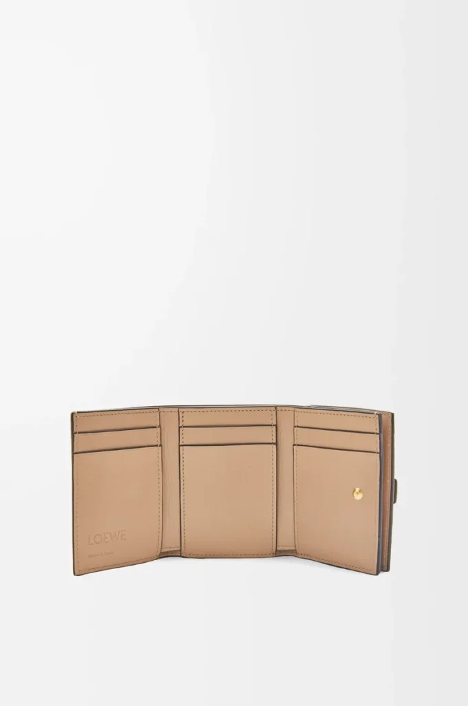Dreifach gefaltete Brieftasche aus weichem genarbtem Kalbsleder in Toffee/Tan