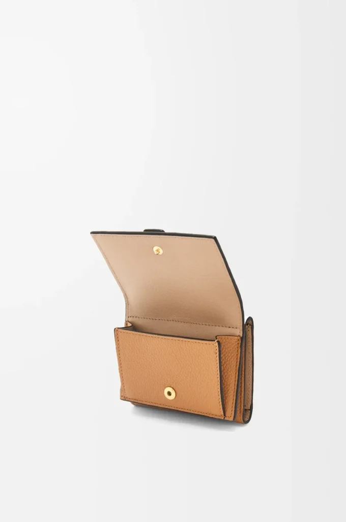 Dreifach gefaltete Brieftasche aus weichem genarbtem Kalbsleder in Toffee/Tan
