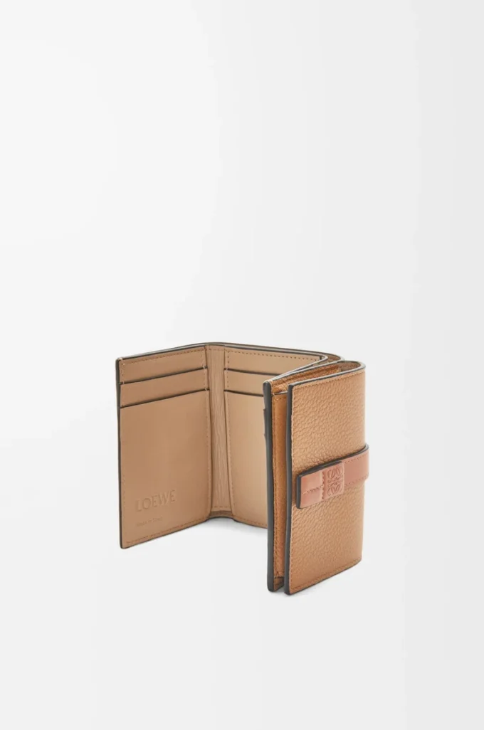 Dreifach gefaltete Brieftasche aus weichem genarbtem Kalbsleder in Toffee/Tan