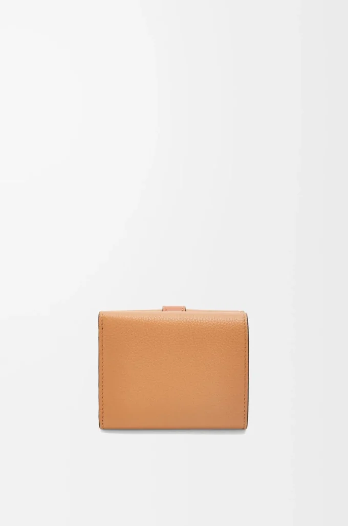Dreifach gefaltete Brieftasche aus weichem genarbtem Kalbsleder in Toffee/Tan