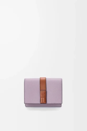 Dreifach gefaltete Geldbörse aus weichem genarbtem Kalbsleder in Dirty Mauve/Squirrel