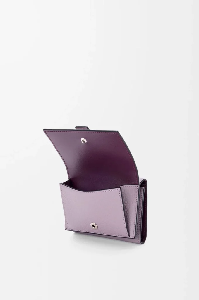 Dreifach gefaltete Geldbörse aus weichem genarbtem Kalbsleder in Dirty Mauve/Squirrel