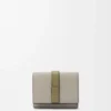 Dreifach gefaltete Geldbörse aus weichem genarbtem Kalbsleder Shell Grey/Eucalyptus