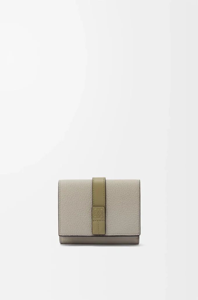 Dreifach gefaltete Geldbörse aus weichem genarbtem Kalbsleder Shell Grey/Eucalyptus