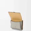 Dreifach gefaltete Geldbörse aus weichem genarbtem Kalbsleder Shell Grey/Eucalyptus