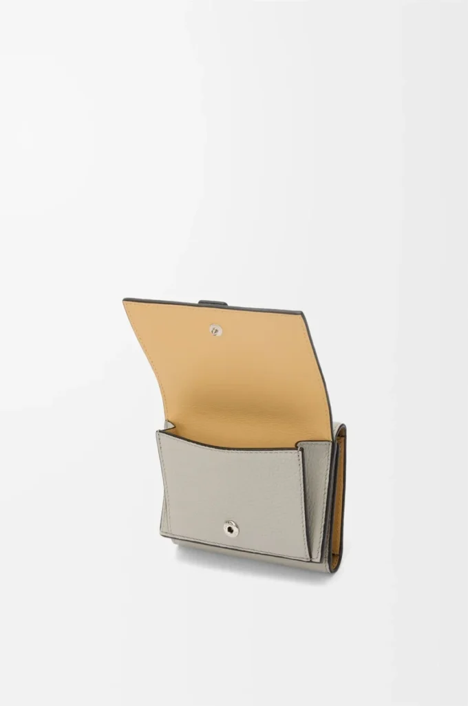 Dreifach gefaltete Geldbörse aus weichem genarbtem Kalbsleder Shell Grey/Eucalyptus