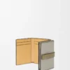 Dreifach gefaltete Geldbörse aus weichem genarbtem Kalbsleder Shell Grey/Eucalyptus