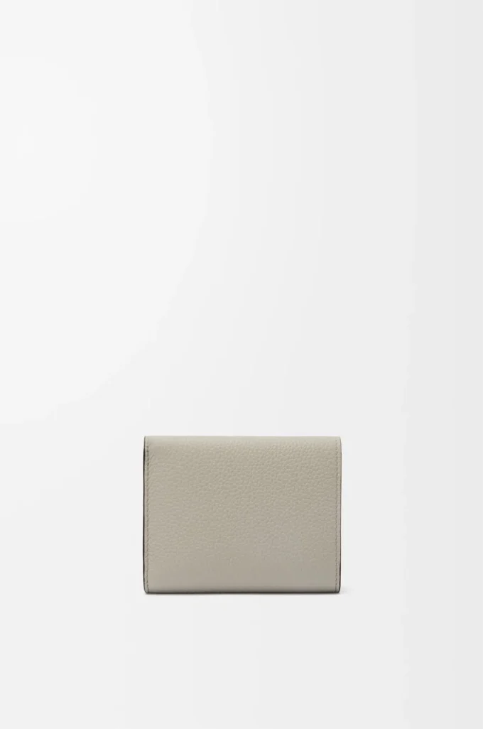 Dreifach gefaltete Geldbörse aus weichem genarbtem Kalbsleder Shell Grey/Eucalyptus