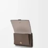 Dreifach gefaltete Geldbörse aus weichem genarbtem Kalbsleder Taupe/Gold
