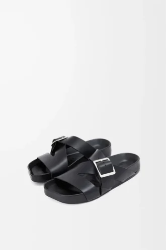 Ease Buckle Pantolette aus pflanzlich gegerbtem Kalbsleder Schwarz