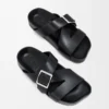 Ease Buckle Pantolette aus pflanzlich gegerbtem Kalbsleder Schwarz