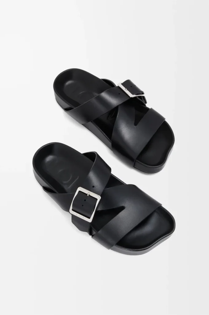 Ease Buckle Pantolette aus pflanzlich gegerbtem Kalbsleder Schwarz