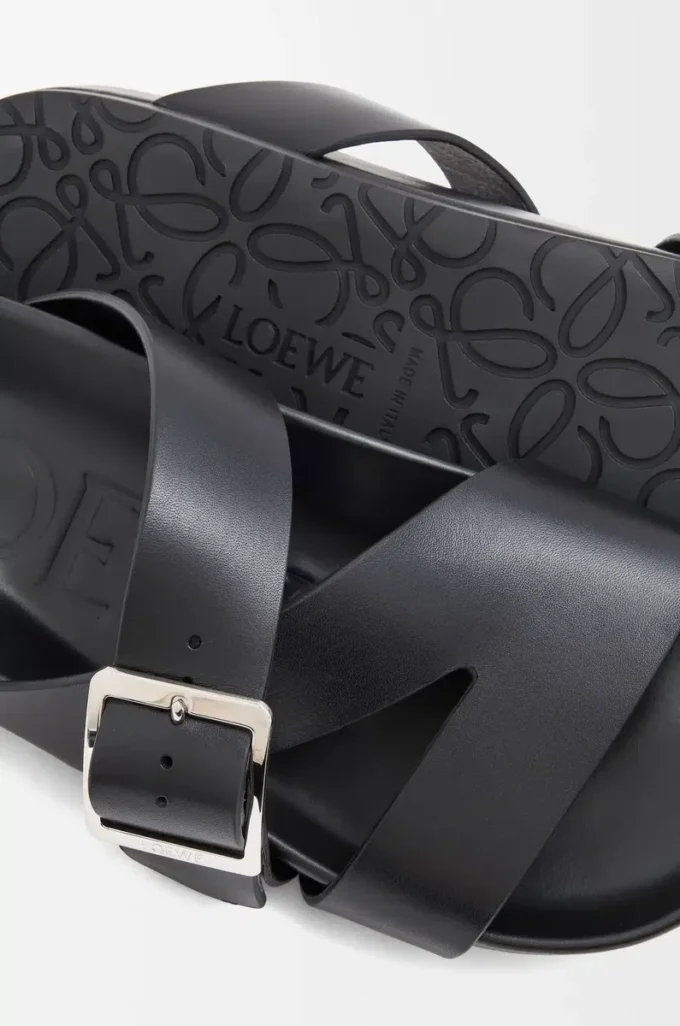 Ease Buckle Pantolette aus pflanzlich gegerbtem Kalbsleder Schwarz