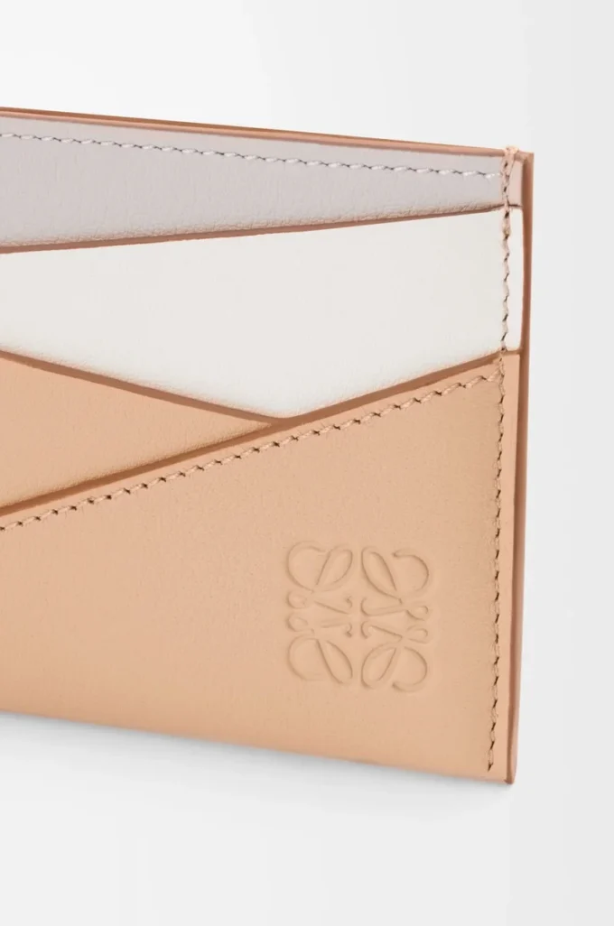 Einfacher Kartenhalter „Puzzle” aus klassischem Kalbsleder in Ghost/Silky Beige