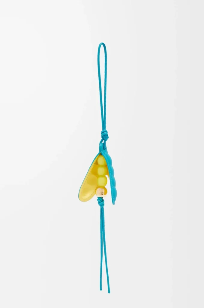 Erbsenschoten-Anhänger aus klassischem Kalbsleder in Deep Turquoise/Baby Corn