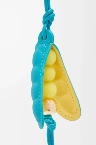 Erbsenschoten-Anhänger aus klassischem Kalbsleder in Deep Turquoise/Baby Corn