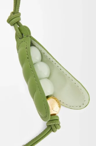 Erbsenschoten-Anhänger aus klassischem Kalbsleder in Spring Green/Spring Jade